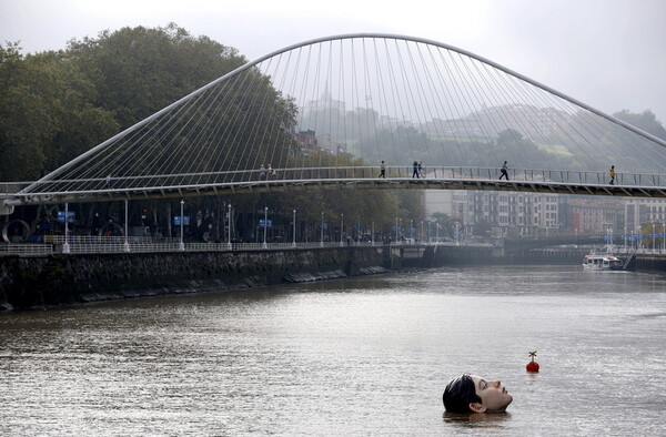 Drowning girl statue causes a stir in Bilbao