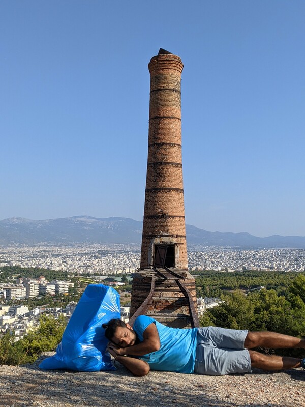 Ο Βασίλης διασχίζει 162 χιλιόμετρα μαζεύοντας σκουπίδια μέχρι τα Ελληνικά Β. Εύβοιας 