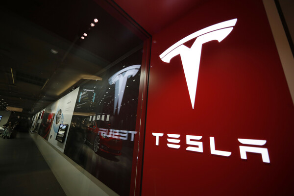 Tesla: Αποζημίωση 137 εκατ.$ σε πρώην εργαζόμενο που έκανε αγωγή για ρατσιστική συμπεριφορά