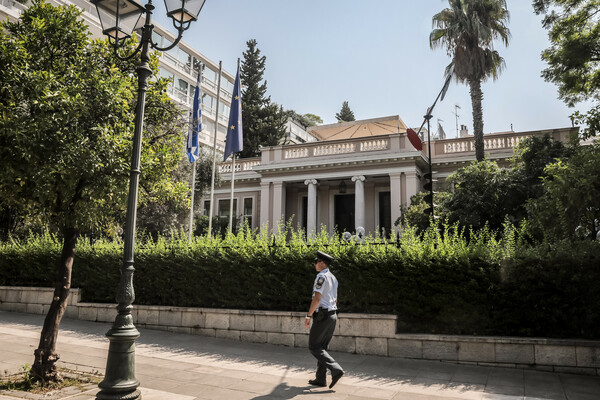 Έκτακτη σύσκεψη στο Μαξίμου για τις ανατιμήσεις στην ενέργεια