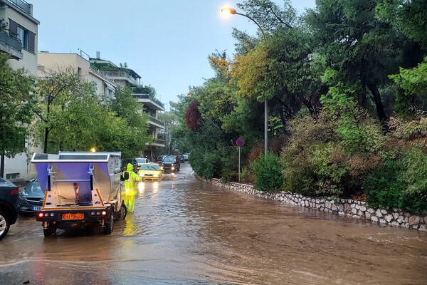 Η κακοκαιρία «Μπάλλος» μετέτρεψε τους δρόμους σε «λίμνες και ποταμούς» - Εικόνες από όλη την Αττική