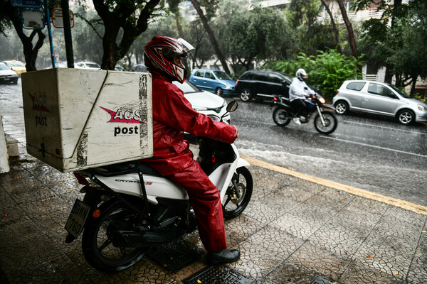 Κακοκαιρία «Μπάλλος»: Πλημμύρισαν σε δρόμοι και υπόγεια στην Αττική (Βίντεο)