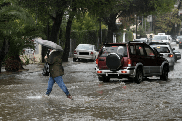 Κακοκαιρία «Μπάλλος»: Πλημμύρισαν δρόμοι και υπόγεια στην Αττική - Αναφορές για διακοπές ρεύματος