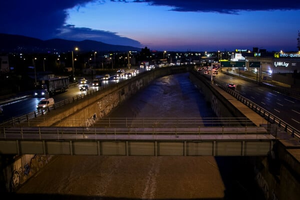 Με βάρκα στον Κολωνό: 39 εκατ. τόνοι νερού στο Λεκανοπέδιο - Εικόνες από την «επόμενη» ημέρα στην Αττική