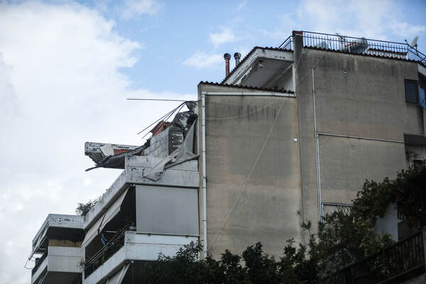 Κατάρρευση μπαλκονιού στο Χαλάνδρι: Εικόνες από την πολυώροφο πολυκατοικία