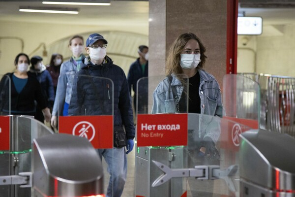 Μόσχα: Οι επιβάτες αγοράζουν εισιτήριο του μετρό με σύστημα αναγνώρισης προσώπου