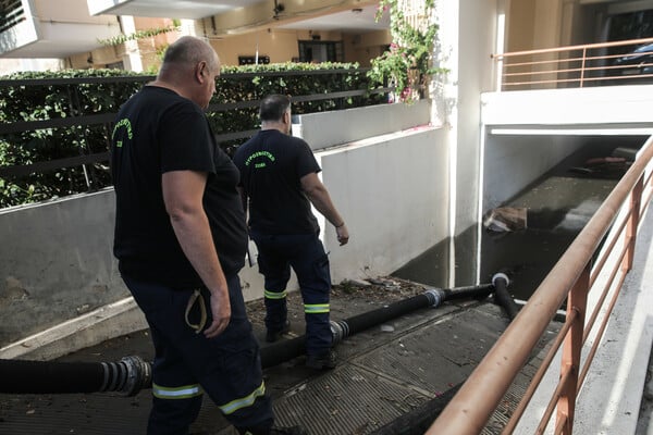 Με βάρκα στον Κολωνό: 39 εκατ. τόνοι νερού στο Λεκανοπέδιο - Εικόνες από την «επόμενη» ημέρα στην Αττική