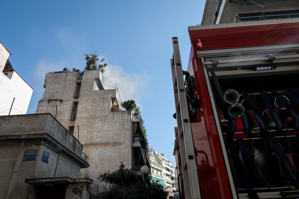 Φωτιά στον Κολωνό: Συγκλονιστικό βίντεο - Ένοικος της πολυκατοικίας ξέφυγε πατώντας σε τέντες