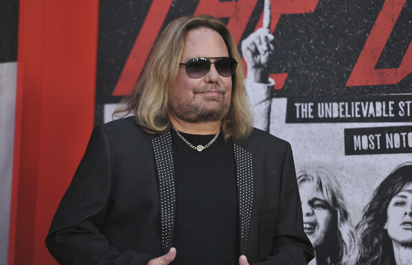 Ο Vince Neil των Mötley Crüe έπεσε από τη σκηνή, έσπασε πλευρά (Βίντεο)