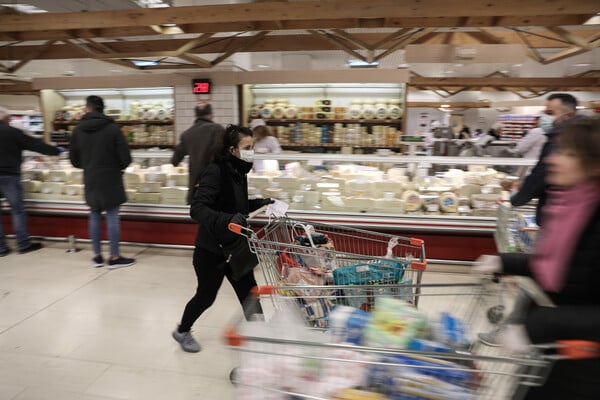 ΕΛΣΤΑΤ: Φτωχότερα κατά 3,3 δισ. ευρώ τα νοικοκυριά το 2020