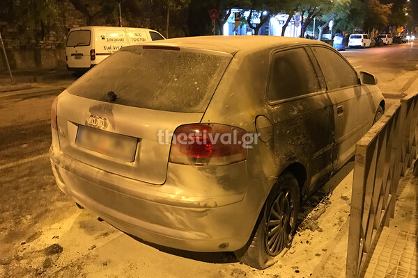 Νύχτα επεισοδίων έξω από το ΑΠΘ -Ένας τραυματίες και καμένα αυτοκίνητα