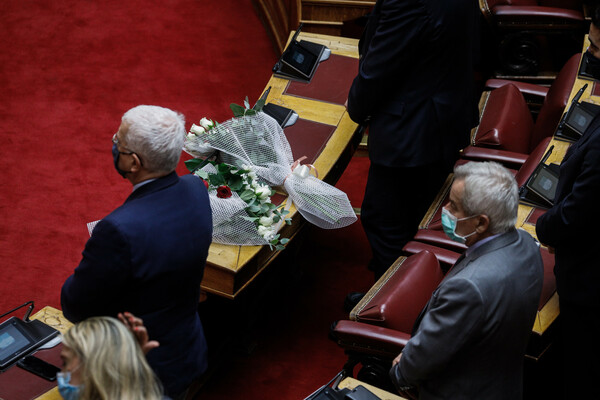 Φώφη Γεννηματά: Μαύρο πανί έξω από τη Χαριλάου Τρικούπη και λουλούδια στο γραφείο της στη Βουλή