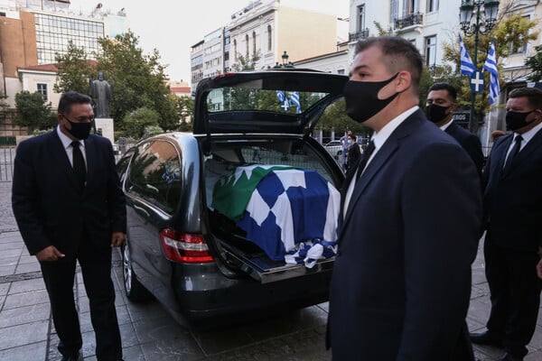 Στη Μητρόπολη Αθηνών η σορός της Φώφης Γεννηματά - Τρεις σημαίες στο φέρετρο