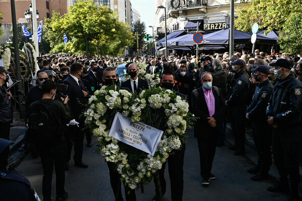 H Ελλάδα αποχαιρετά τη Φώφη Γεννηματά: Η πομπή σταμάτησε στη Βουλή - Απευθείας σύνδεση