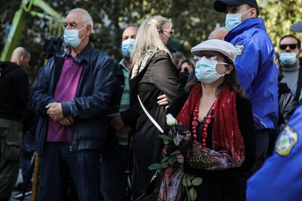 Εκατοντάδες πολίτες αποχαιρετούν την Φώφη Γεννηματά- Πλήθος κόσμου στη Μητρόπολη