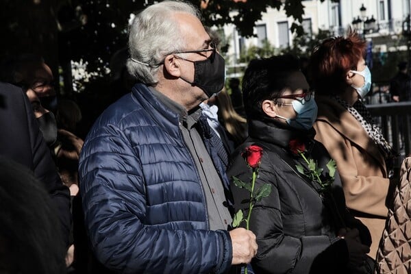 Εκατοντάδες πολίτες αποχαιρετούν την Φώφη Γεννηματά- Πλήθος κόσμου στη Μητρόπολη