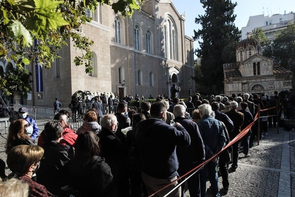 Εκατοντάδες πολίτες αποχαιρετούν την Φώφη Γεννηματά- Πλήθος κόσμου στη Μητρόπολη