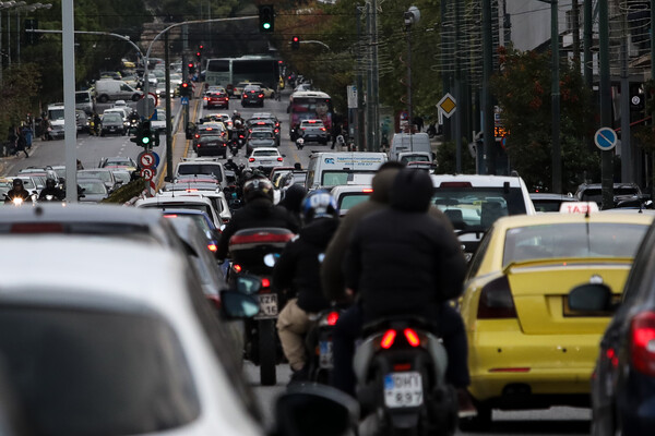 Αυξημένη κίνηση στους δρόμους: Καραμπόλα σε Κηφισό και Κατεχάκη- Ουρά χιλιομέτρων