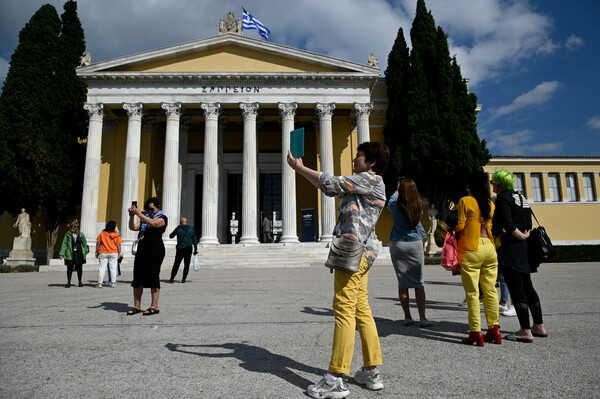 Καιρός: Ηλιοφάνεια, λίγες νεφώσεις και αυξημένη υγρασία- Ανεβαίνει η θερμοκρασία