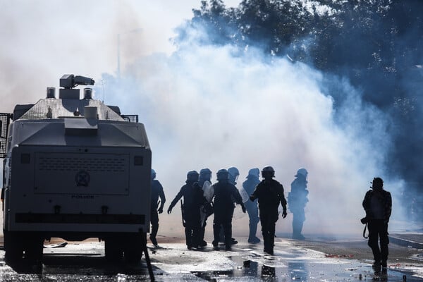 Επεισόδια στη συγκέντρωση πυροσβεστών στο υπουργείο Κλιματικής Κρίσης - Κλειστή η Κηφισίας (Χάρτης)