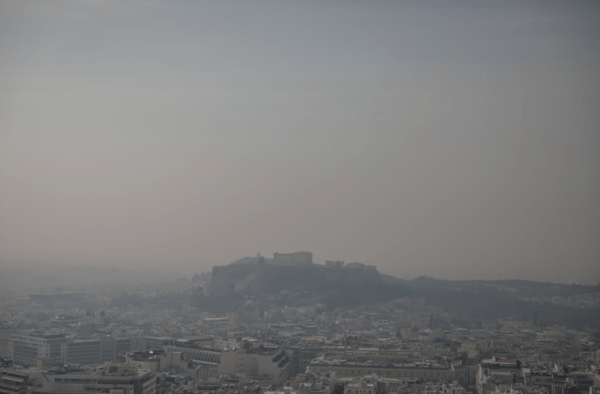 Καιρός: Εικόνες από την Αθήνα που «χάθηκε» στην ομίχλη - Αλλάζει το σκηνικό από εβδομάδα