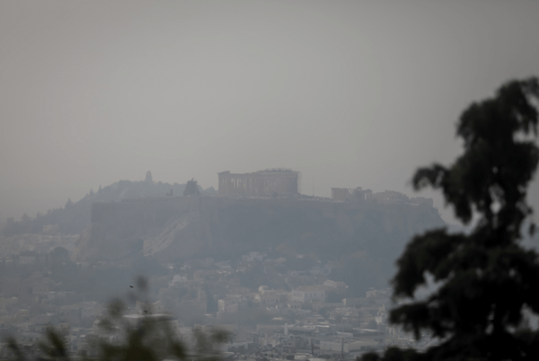 Καιρός: Εικόνες από την Αθήνα που «χάθηκε» στην ομίχλη - Αλλάζει το σκηνικό από εβδομάδα