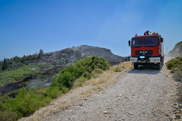 Άρτα: Πυροσβεστικό όχημα έπεσε σε χαράδρα - Στο νοσοκομείο δύο πυροσβέστες 