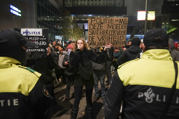 Η Ολλανδία επιστρέφει σε μερικό lockdown - Συγκρούσεις αστυνομίας και διαδηλωτών 