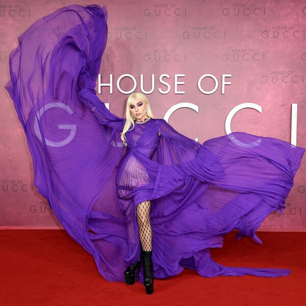 Η Lady Gaga εμφανίστηκε σε πρεμιέρα του « House of Gucci» με... Versace -Το «καρφί» της Ντονατέλα