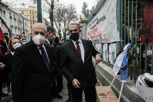 Ένταση στο Πολυτεχνείο: Δεν επέτρεψαν την είσοδο στην διακοινοβουλευτική επιτροπή -Πέταξαν το στεφάνι