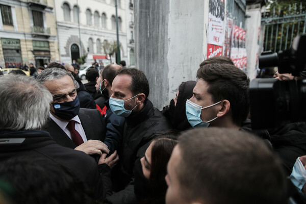 Ένταση στο Πολυτεχνείο: Δεν επέτρεψαν την είσοδο στην διακοινοβουλευτική επιτροπή -Πέταξαν το στεφάνι