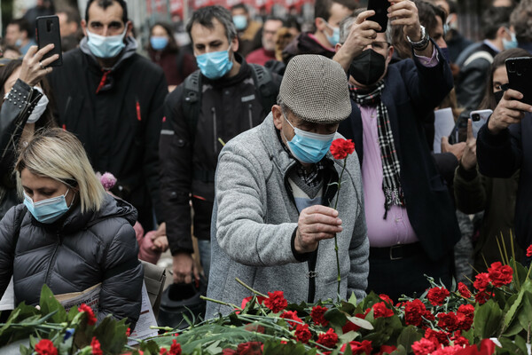 Πολυτεχνείο 48 χρόνια μετά: Ζωγραφιές και λουλούδια ως φόρος τιμής σε εκείνους που χάθηκαν