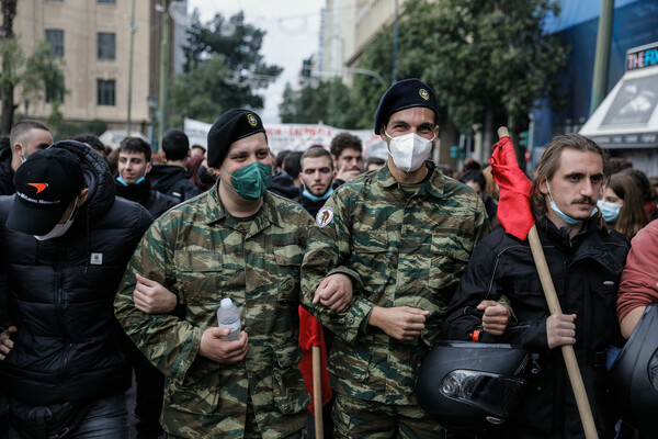 Πολυτεχνείο: Σε εξέλιξη η πορεία για την 48η επέτειο από την εξέγερση κατά της χούντας