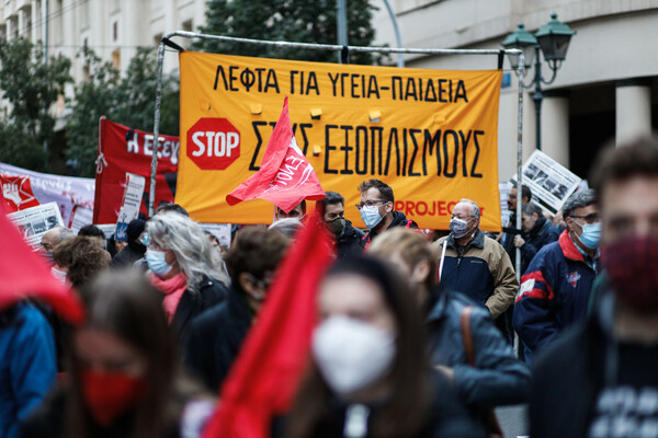 Πολυτεχνείο: Έξω από την αμερικανική πρεσβεία η σημαία της εξέγερσης