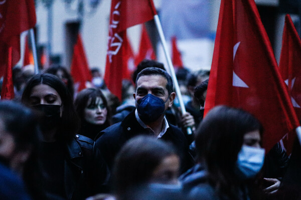 Πολυτεχνείο: Έξω από την αμερικανική πρεσβεία η σημαία της εξέγερσης