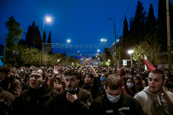 Πολυτεχνείο: Έξω από την αμερικανική πρεσβεία η σημαία της εξέγερσης