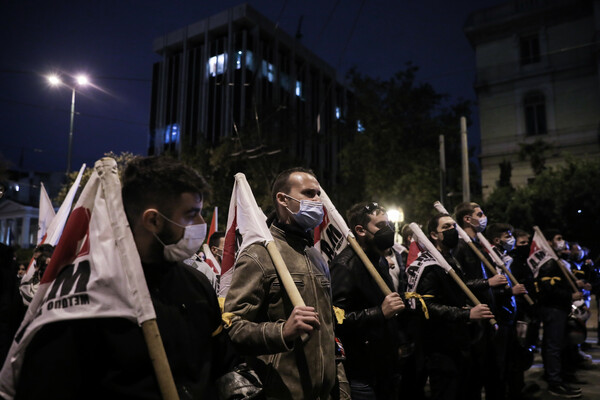 Πολυτεχνείο: Έξω από την αμερικανική πρεσβεία η σημαία της εξέγερσης