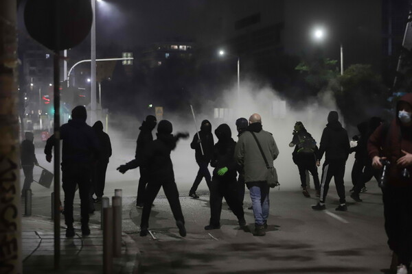 Πολυτεχνείο: Συνεχίζονται τα επεισόδια στη Θεσσαλονίκη- Πετροπόλεμος και προσαγωγές στα Εξάρχεια