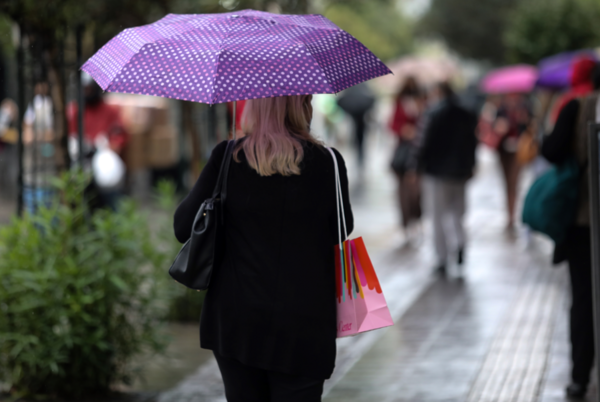 Άστατος ο καιρός σήμερα: Πού και πότε θα βρέξει