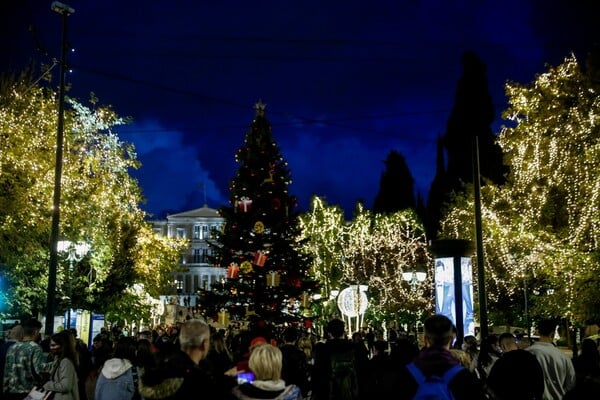 Στολίστηκε η πλατεία Συντάγματος: Λαμπάκια έντυσαν τα δέντρα