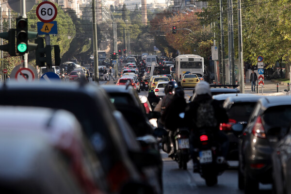 Διπλό τροχαίο στην άνοδο του Κηφισού - Μεγάλο μποτιλιάρισμα