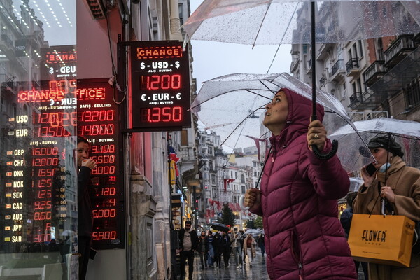 Τουρκία: Βουτιά 15% για τη λίρα- Χιλιάδες στους δρόμους για να διαμαρτυρηθούν