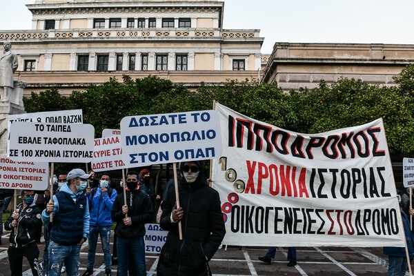 Συγκέντρωση διαμαρτυρίας με άλογα στο κέντρο της Αθήνας- Κλειστοί δρόμοι