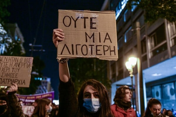 «Ούτε μία λιγότερη»: Πορεία ενάντια στη βία κατά των γυναικών στο κέντρο της Αθήνας