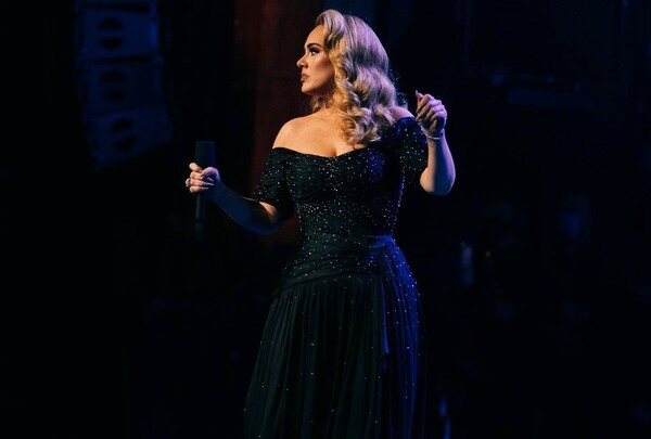 Adele με μικρόφωνο στα χέρια