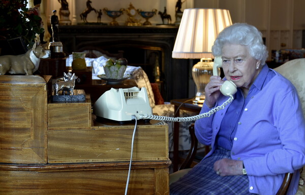 Η Βασίλισσα Ελισάβετ σηκώνει το τηλέφωνο μόνο για δύο άτομα