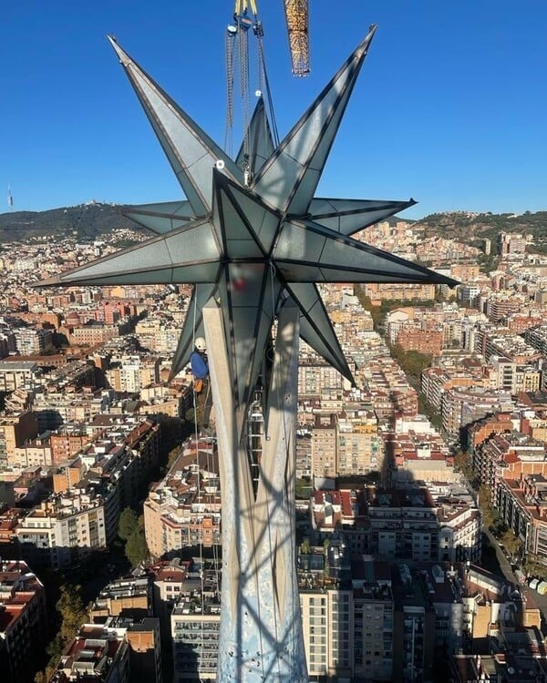 Ένα τεράστιο αστέρι στην κορυφή της Σαγράδα Φαμίλια αναζωπυρώνει τα παράπονα των ντόπιων