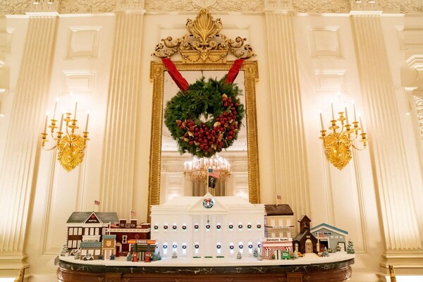 Χριστούγεννα στον Λευκό Οίκο: 41 δέντρα, σχεδόν 79.000 λαμπιόνια και 10.000 στολίδια