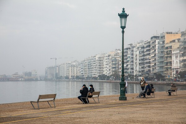 Κόσμος σε παγκάκια στην Θεσσαλονίκη
