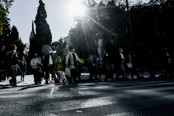 Κόσμος περπατά στην διάβαση της Ερμού